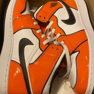 Nike Air Jordan 1 Mid Athletic Shoe Youth Size 6.5 BQ6931-802 Turf Orange